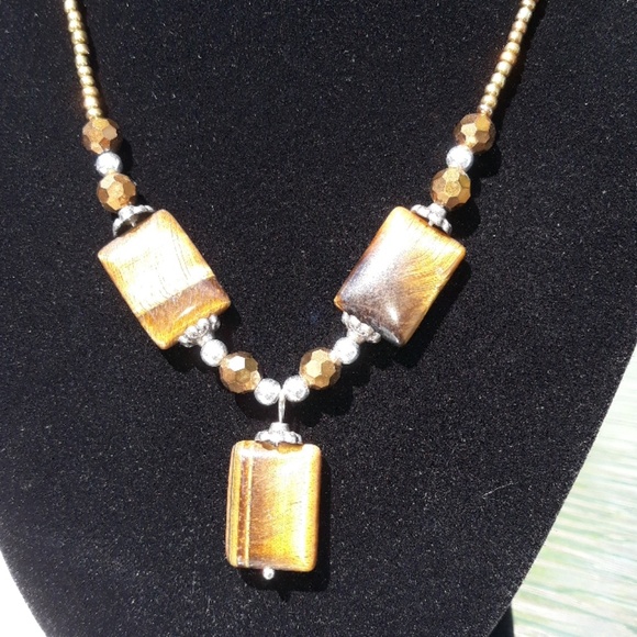 Jewelry - 🆕️NWOT Cat's-eye hand beaded necklace